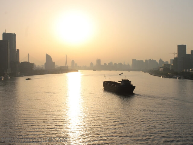 フォーレンダムから見た上海・黄浦江の朝日