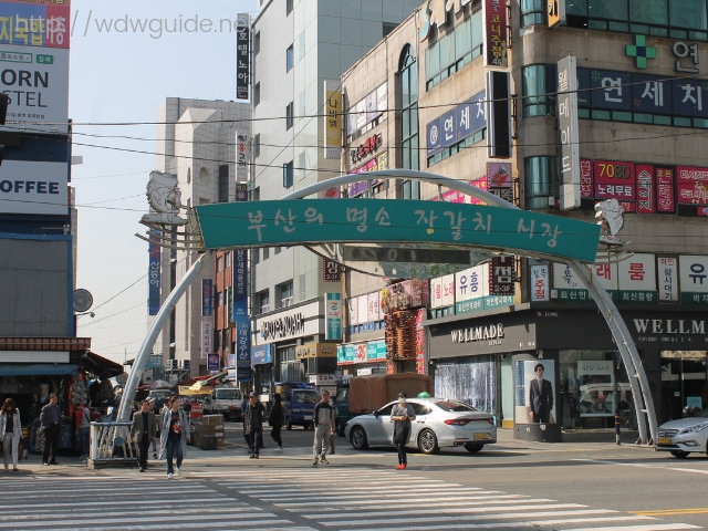 釜山のチャガルチ市場の入り口