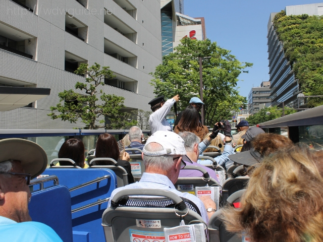 博多のオープントップバスの乗客