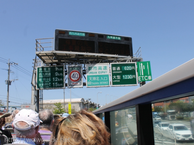 福岡都市高速を走るオープントップバス