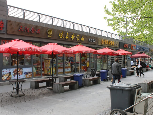 上海の遊歩道の下に並ぶお店