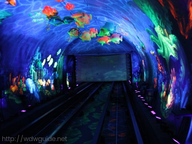 上海・上海外灘観光隧道のトンネル内の電飾