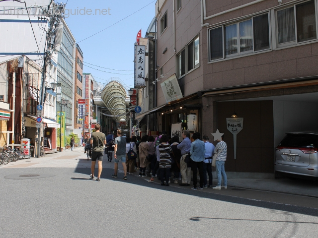 広島のお好み焼き屋に並ぶ行列