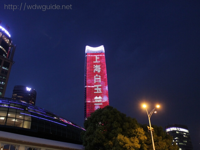 上海・クルーズ ターミナル近くのビルのライトアップ