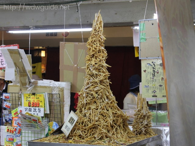 高知・ひろめ市場の芋けんぴのタワー