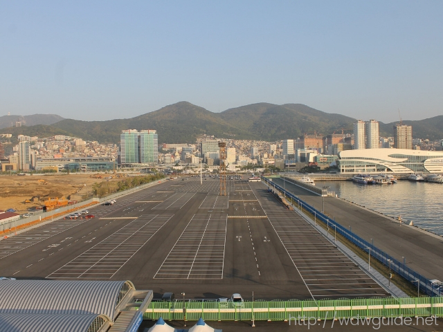 釜山のクルーズ ターミナル前の広大な駐車場