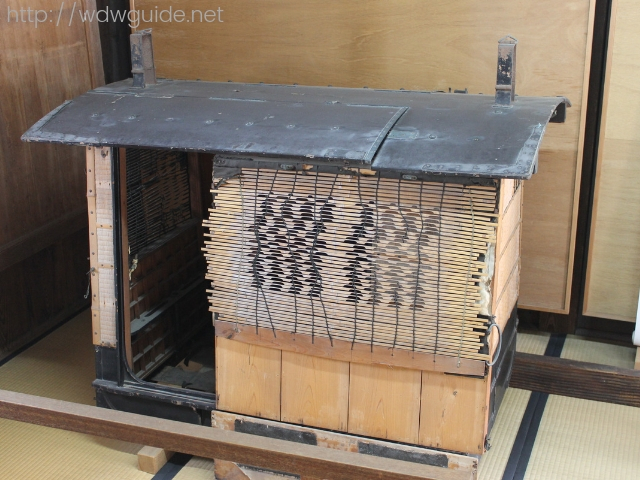 高知城・本丸御殿内の展示物の一人用の駕籠