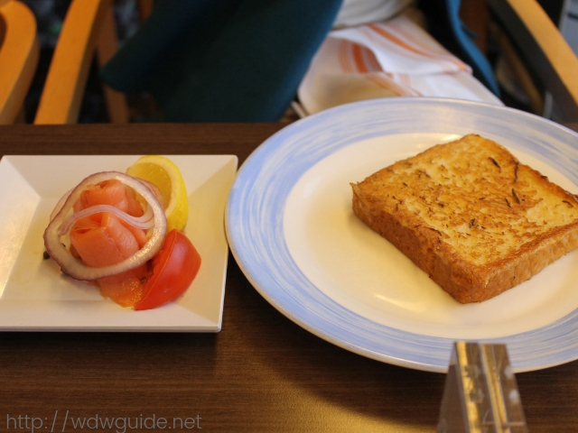 フォーレンダムのリドでの朝食のフレンチトースト