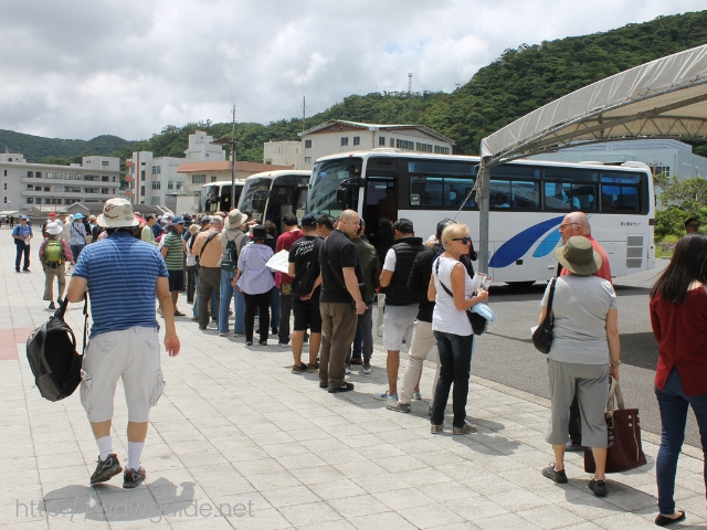 奄美大島の名瀬港にできたシャトルバスを待つ行列