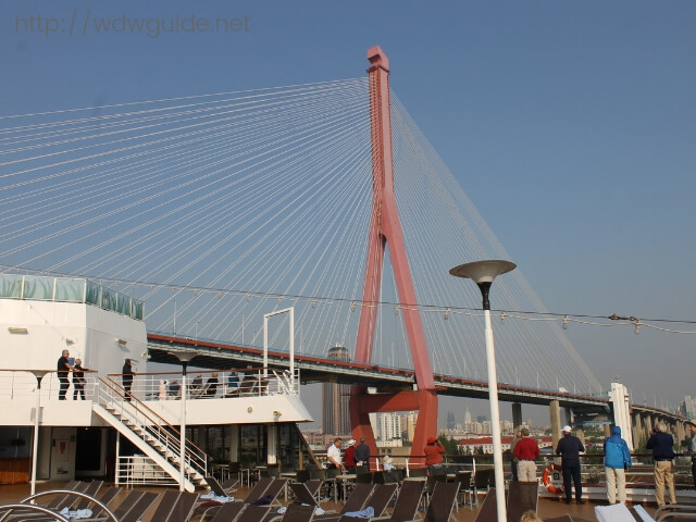 黄浦江にかかる橋の下を通過中のフォーレンダム